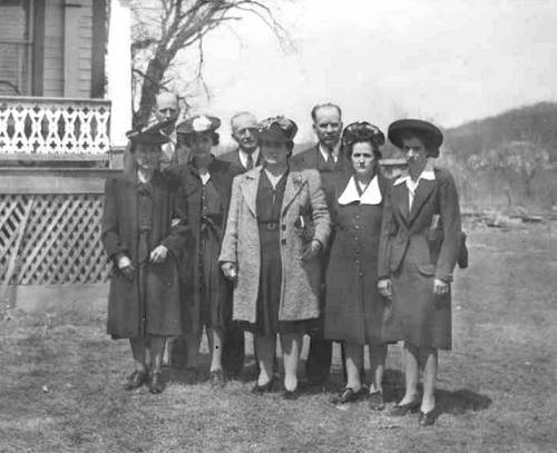 21 Abbett Family: Sadie, Alma, Barcy, Ella, Cleo, Herman, Charlie and Ernest