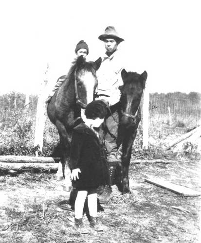 03 Chester Wayne Setser on horse, Chester Setser and Lorene Setser