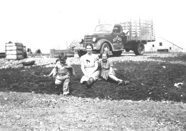 04 Chester Wayne, Mona and Lorene Setser