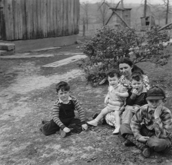 06a Jennie Brumley Schultz with unidentified Children