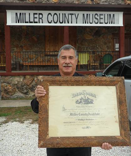 05 Ron Tom with Certificate