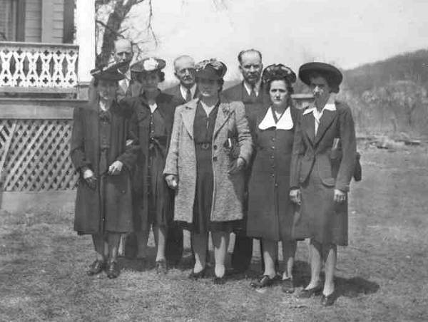 17 Abbett Family: Sadie, Alma, Barcy, Ella, Cleo, Herman, Charlie and Ernest - Ruby Absent