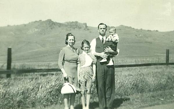 18 Ruby Abbett Martin - Ralph Martin holding Melford - Juanita in Front