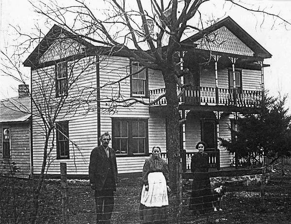 06 Henry Bear, Virginia and Lucy - Front yard of Coburn Bear Nixdorf home in Ulman