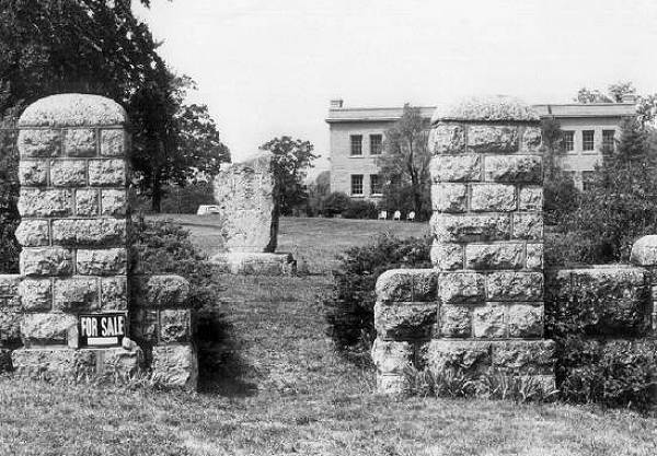 07 East Entrance Gate, Monument and Administration Building